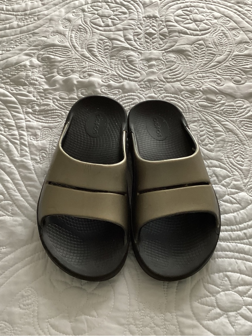 OOFOS Metallic Bronze Slide Sandals with Black Footbed. Size 39.  B5
